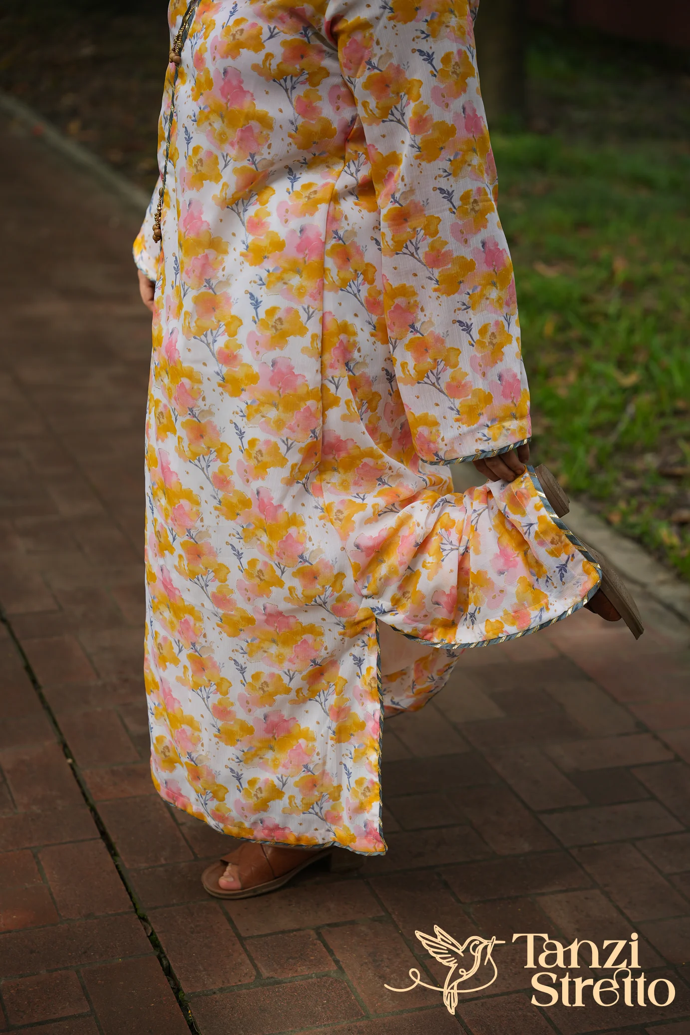 Roddur kaftan side slit with slate-blue piping at the hem