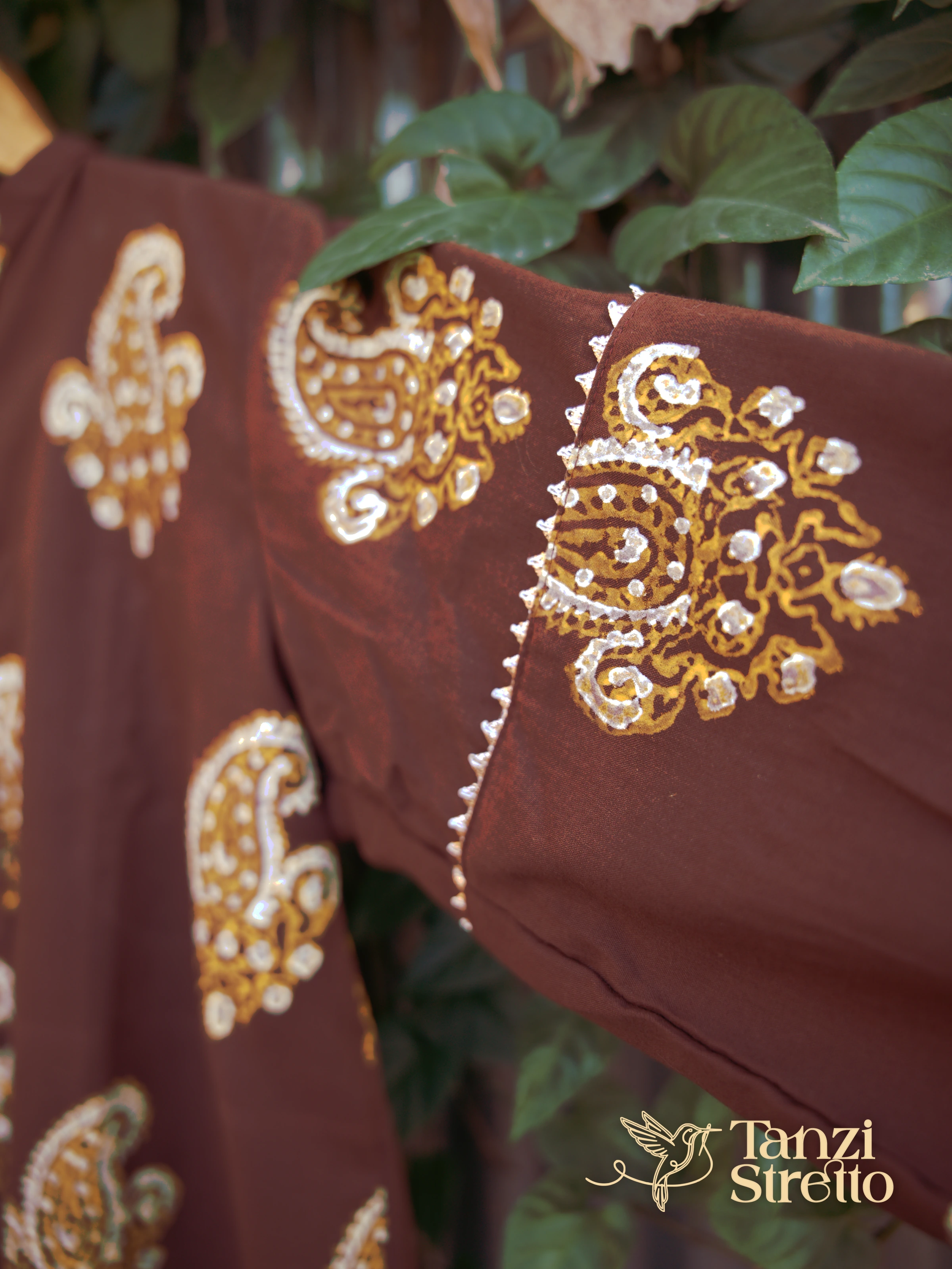 Milind sleeve close-up with the cream trim along the shoulder seam